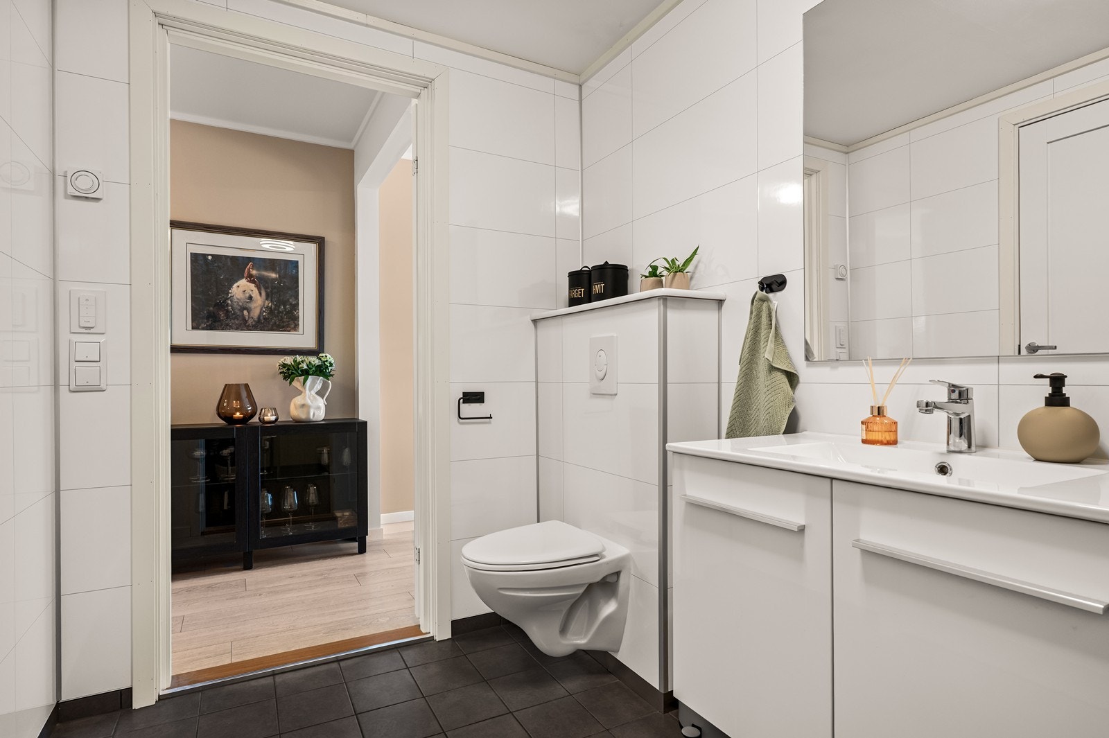 Badet er utstyrt med vegghengt toalett for et rent uttrykk og enklere renhold. Galleribilde