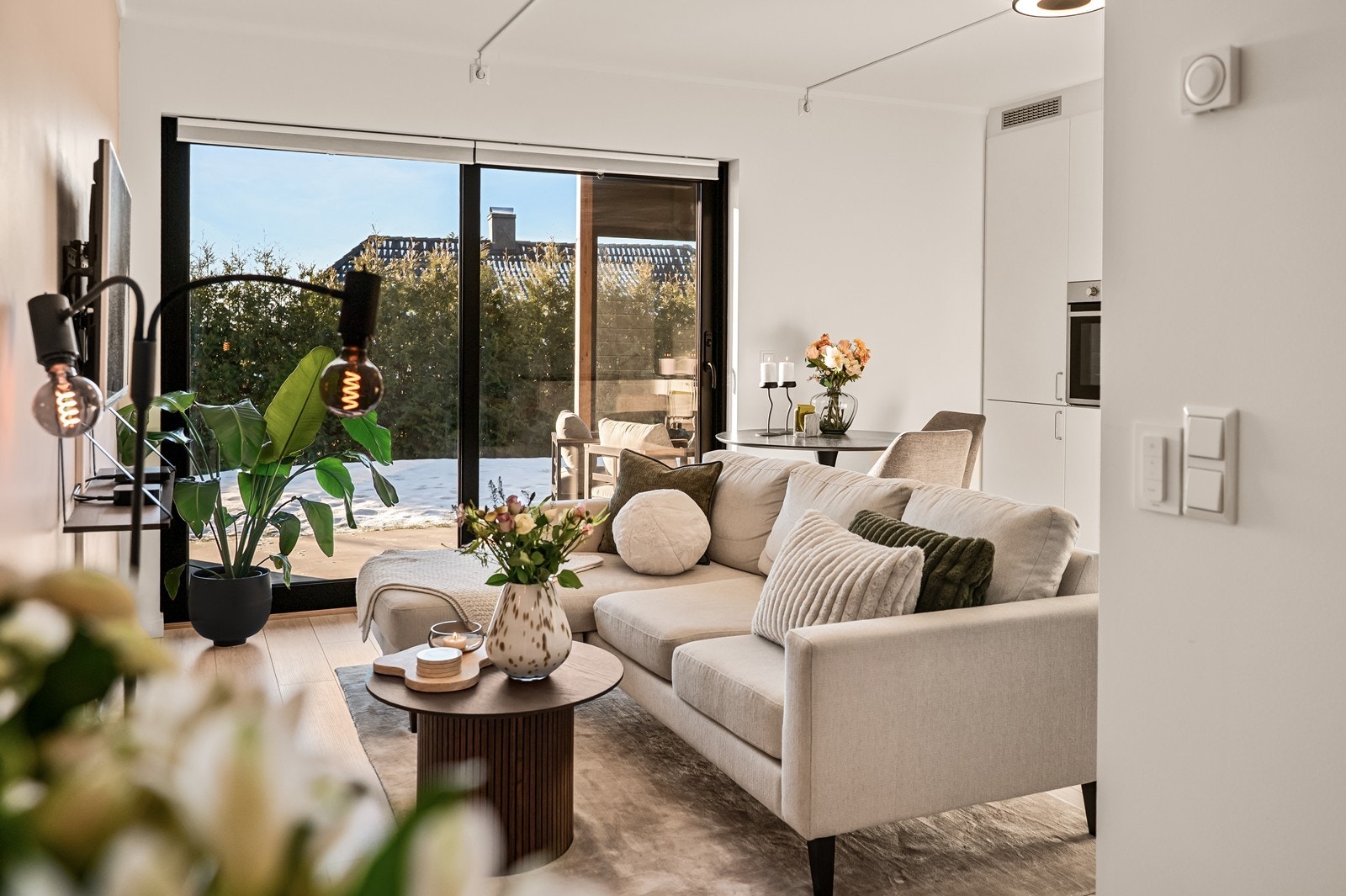 God og innholdsrik planløsning, beliggende i 1. etasje i småhus. Galleribilde