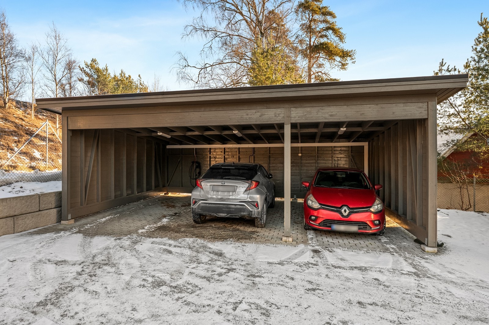 Parkering i felles carportanlegg. Galleribilde