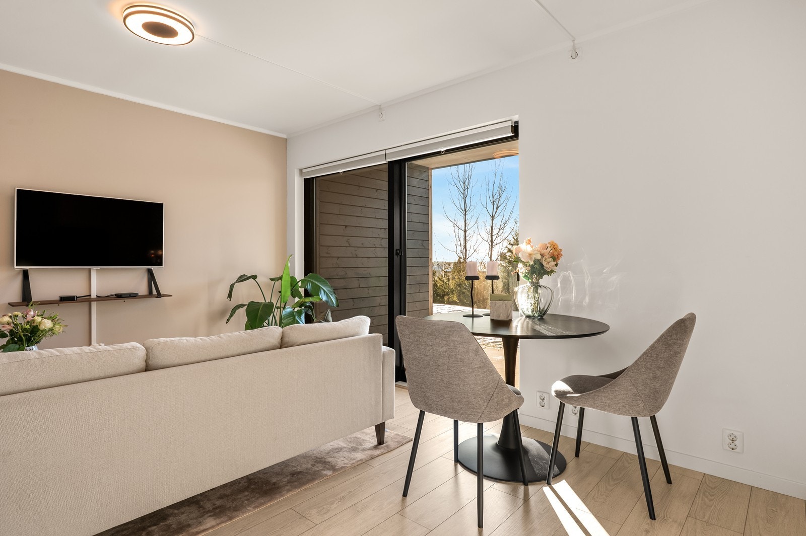 Det er god plass til en spiseplass i tilknytning til kjøkkenet. Galleribilde