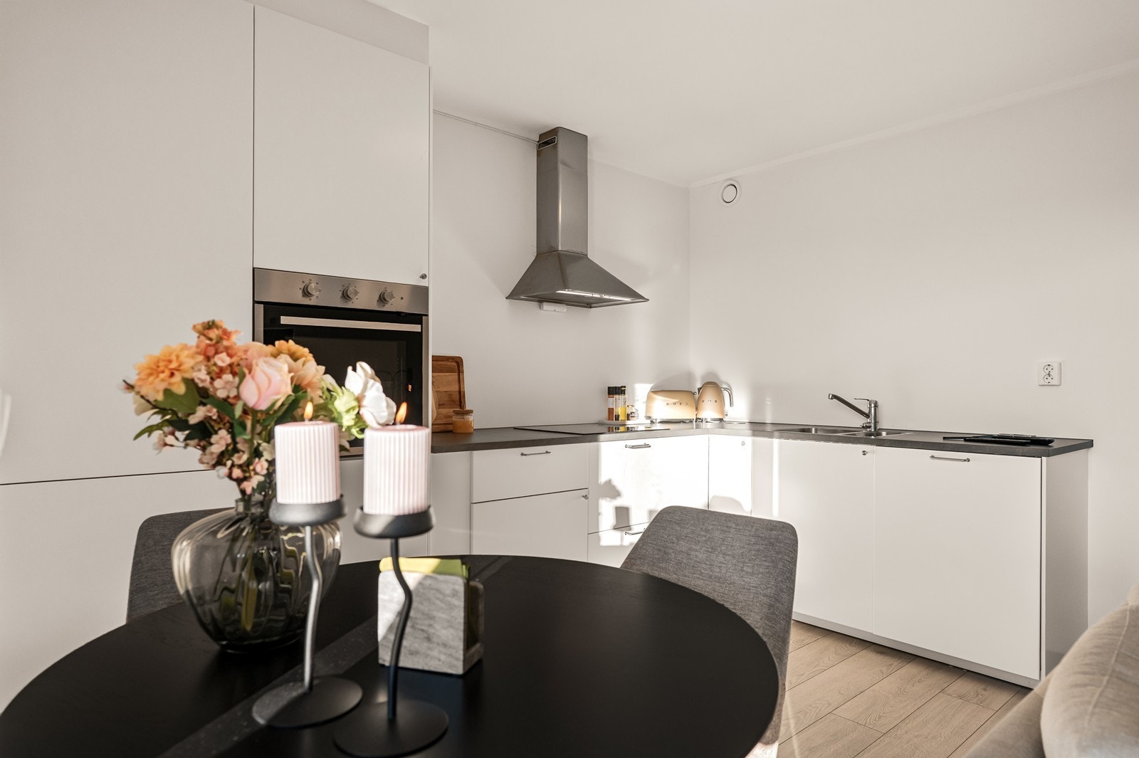 Kjøkkenet er stilrent med glatte fronter og integrert stekeovn. Galleribilde