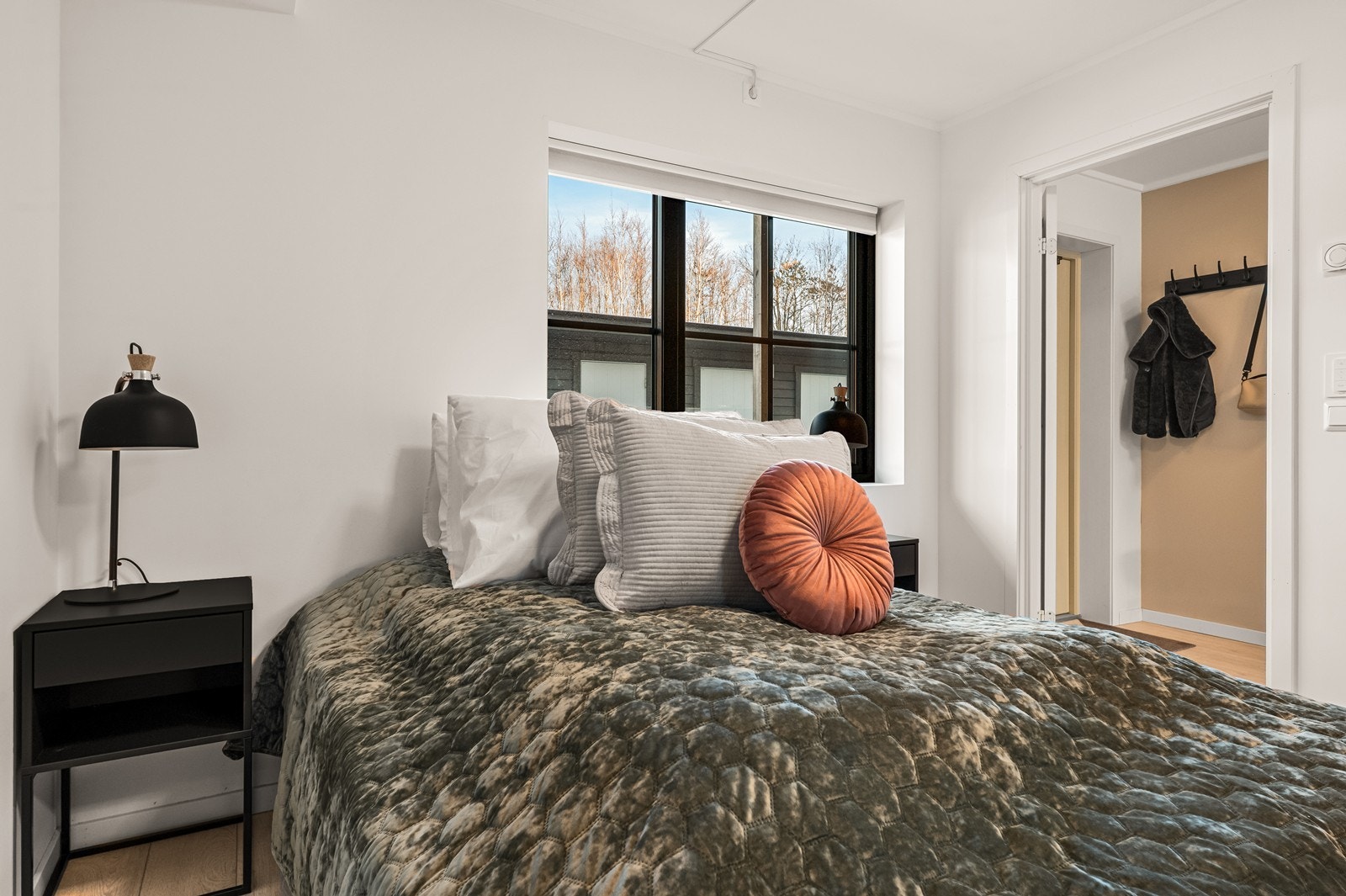 Soverommet er av god størrelse med plass til dobbeltseng og nattbord. Galleribilde