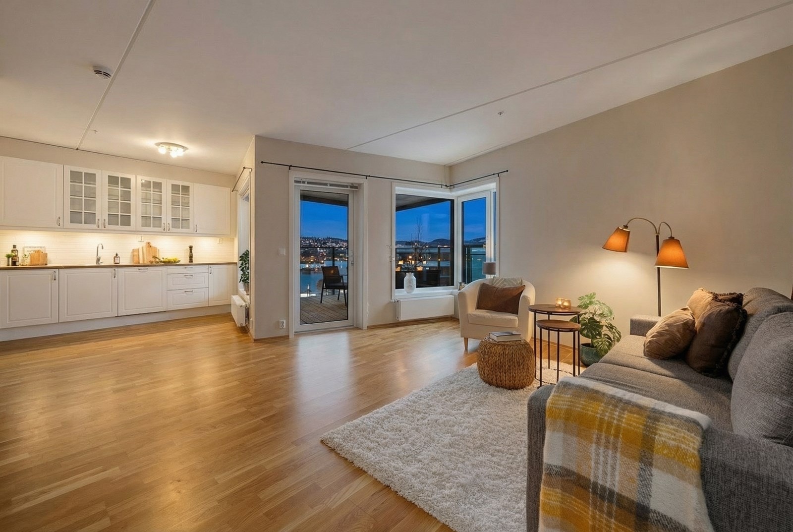 Stuen er lys og innbydende Galleribilde