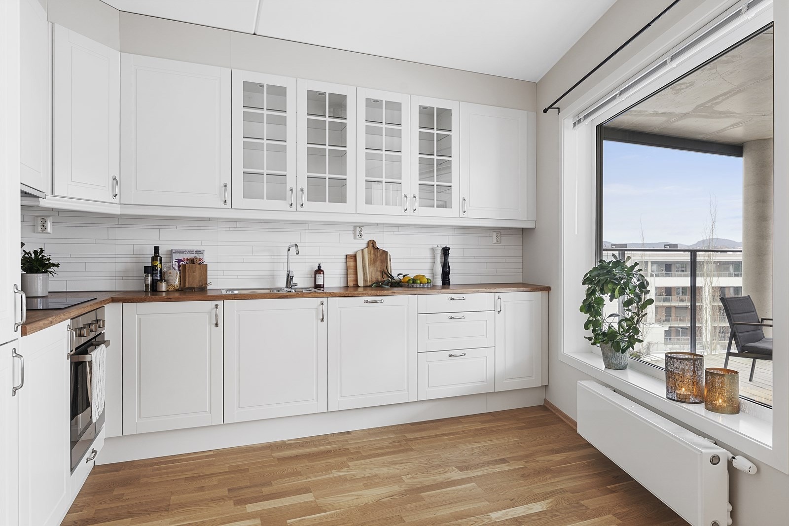 Det er praktiske plater på vegg mellom kjøkkenbenk og overskap. Galleribilde