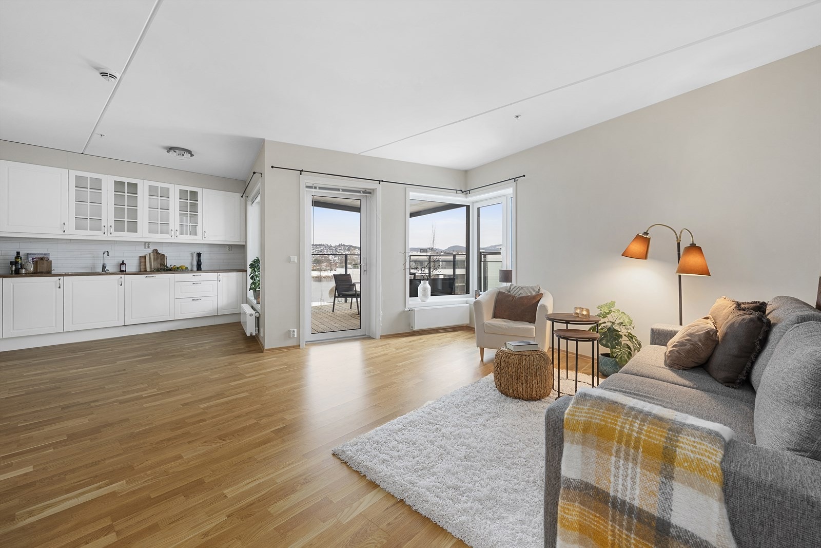 Leiligheten har gjennomgående god standard, og nøytrale farge- og materialvalg Galleribilde