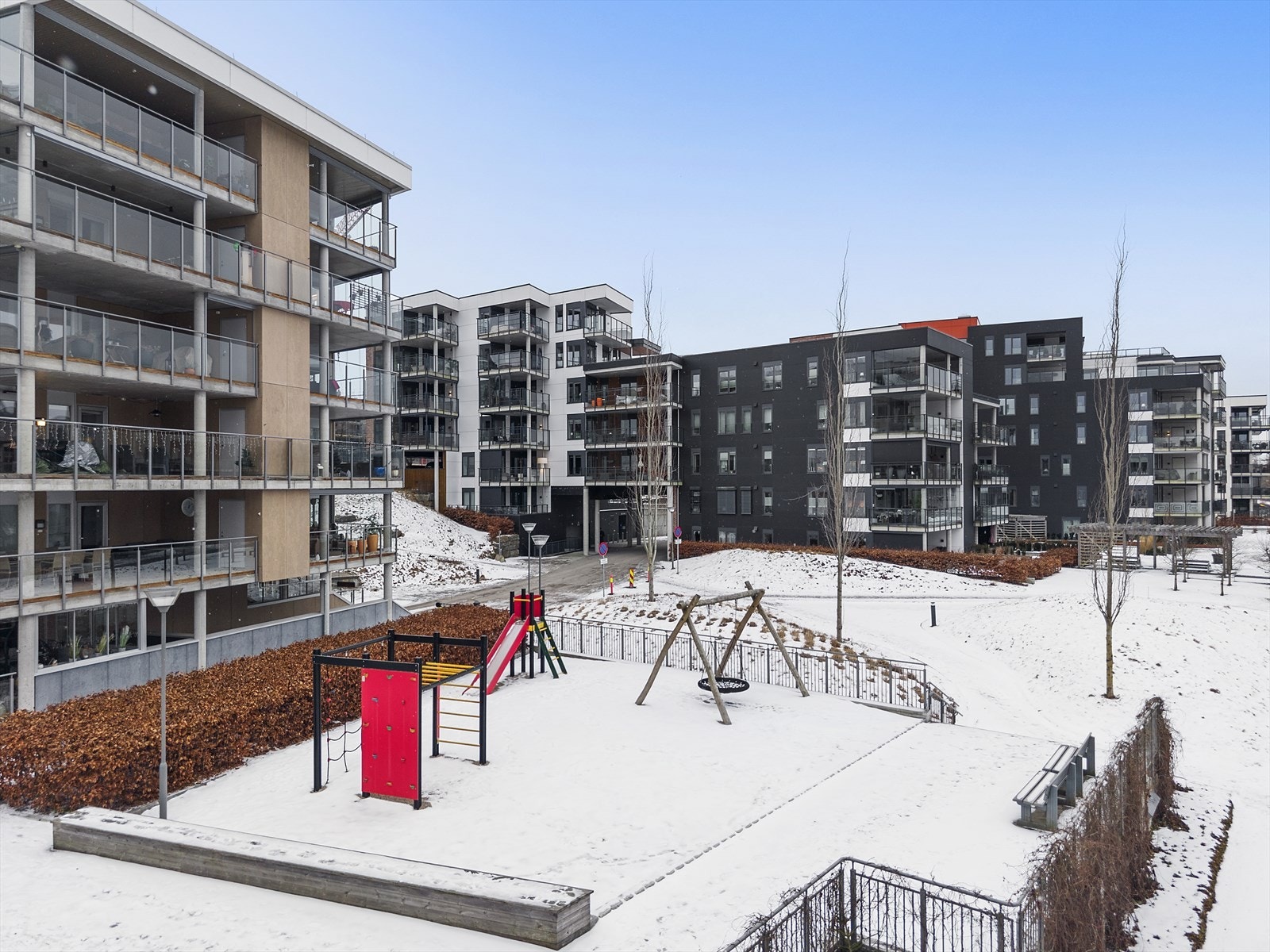 Borettslagets eiendom er meget pent og parkmessig opparbeidet med plen og beplantet med blomsterbed og prydbusker. Galleribilde