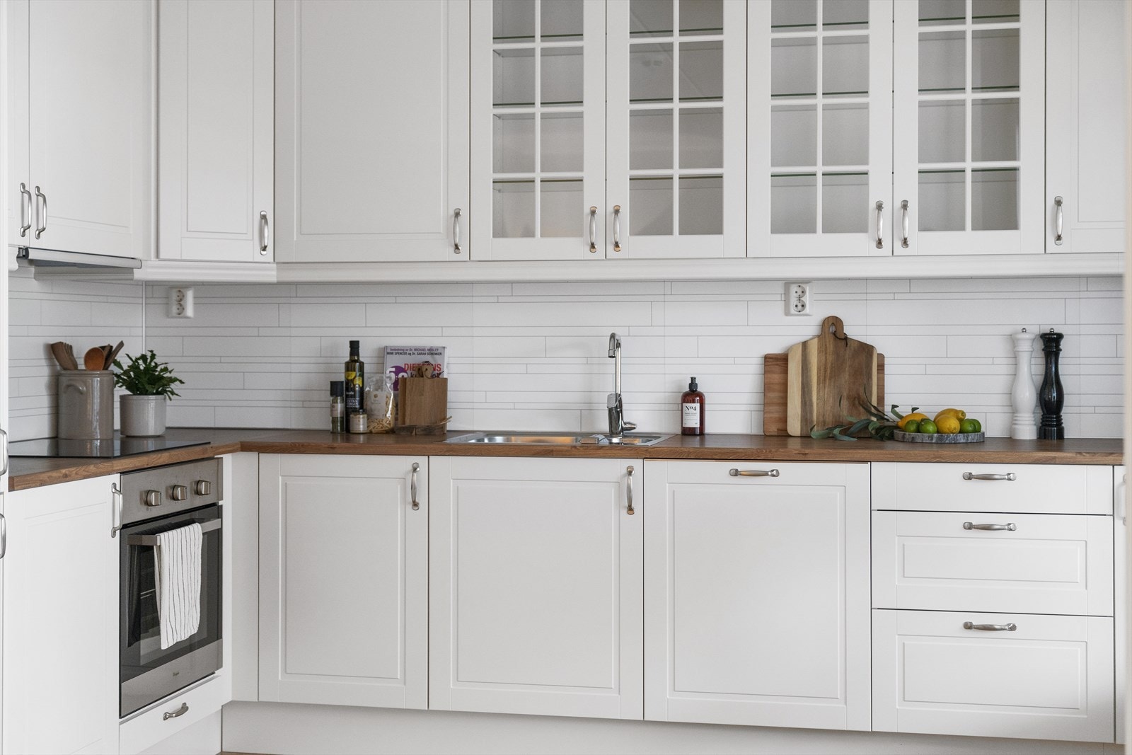 Kjøkkenet har integrerte hvitevarer som stekeovn, platetopp, kjøl/frys og oppvaskmaskin. Galleribilde