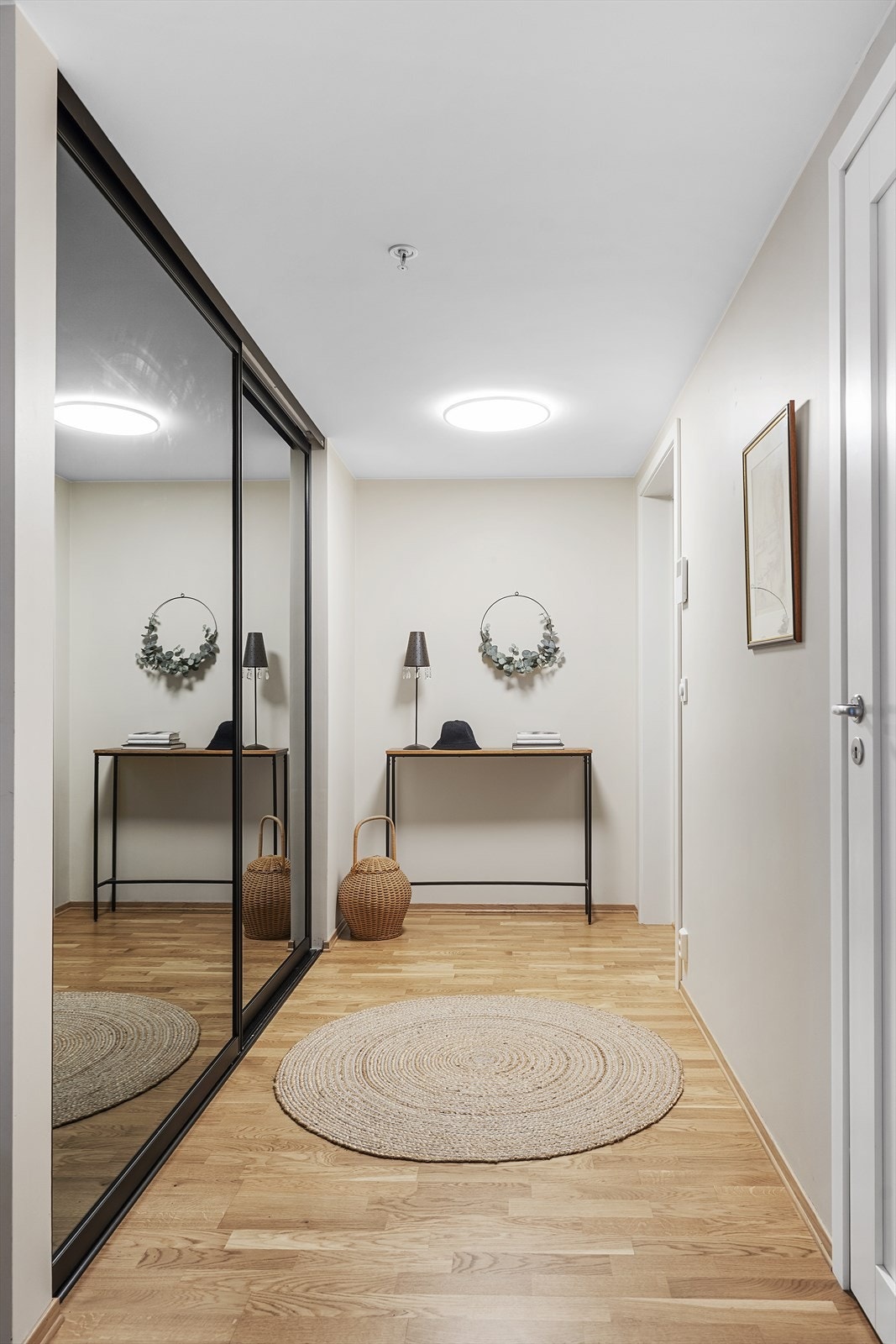 Entré med stor og praktisk skyvedørsgarderobe Galleribilde