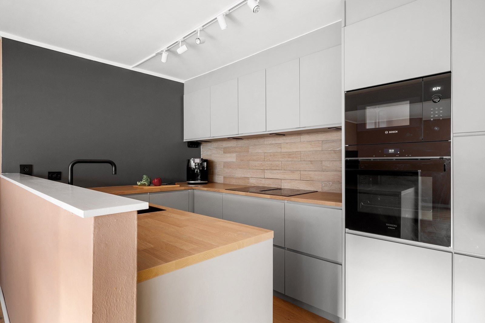 Integrerte hvitevarer som komfyr, vaskemaskin, stekeovn og mikrobølgeovn medfølger. Galleribilde