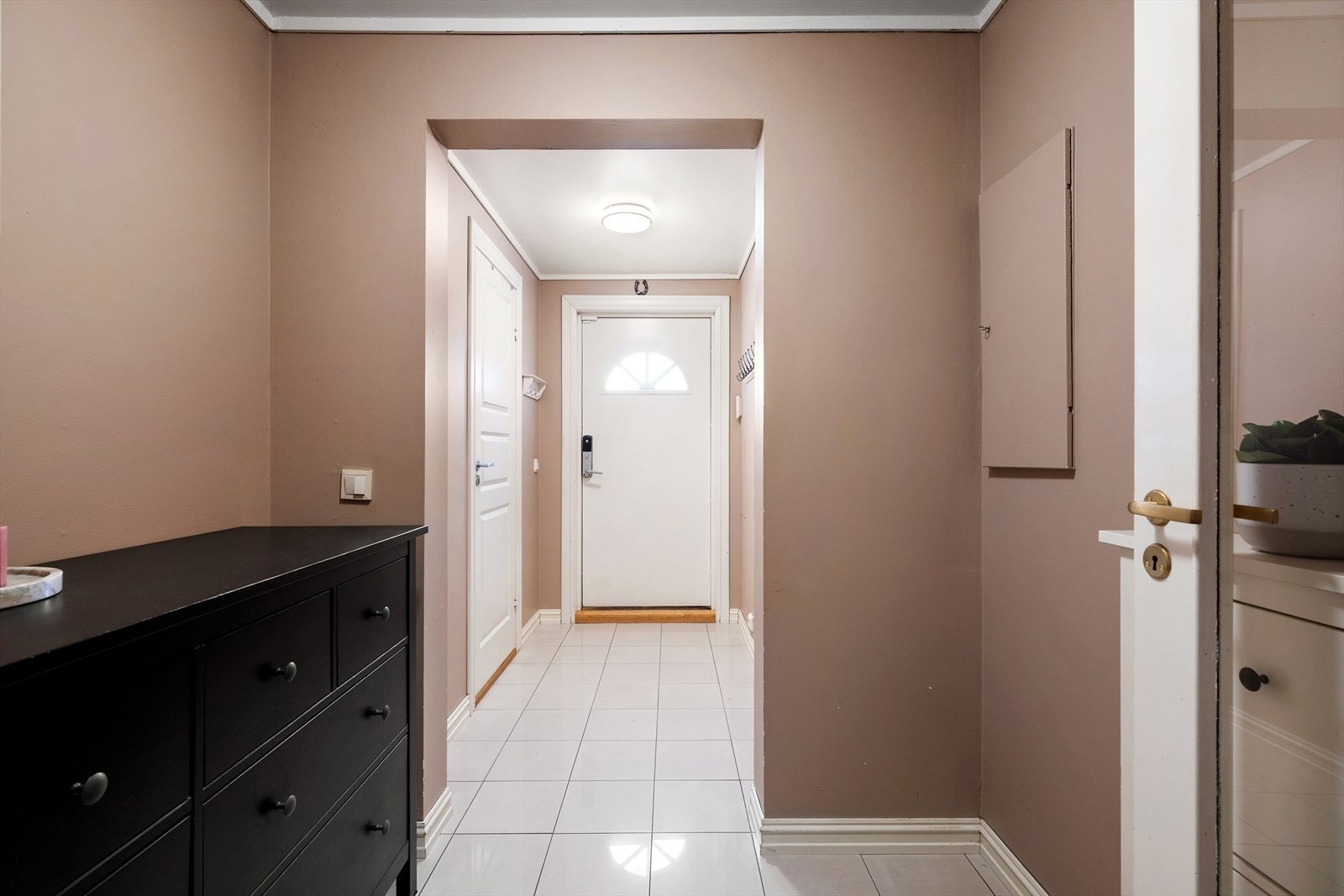 Inngangspartiet er flislagt. Galleribilde