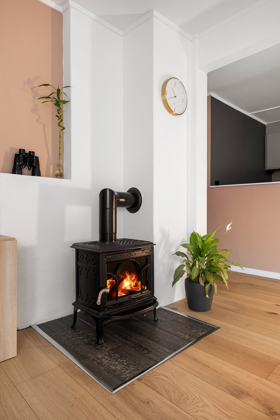 Det er vedovn og varmepumpe som oppvarmingskilde. Galleribilde