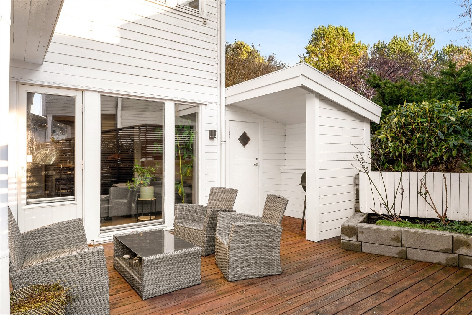 Det er lettstelte uteområder med terrasseflater som strekker seg rundt boligen slik at man får utnyttet solforholdene. Galleribilde