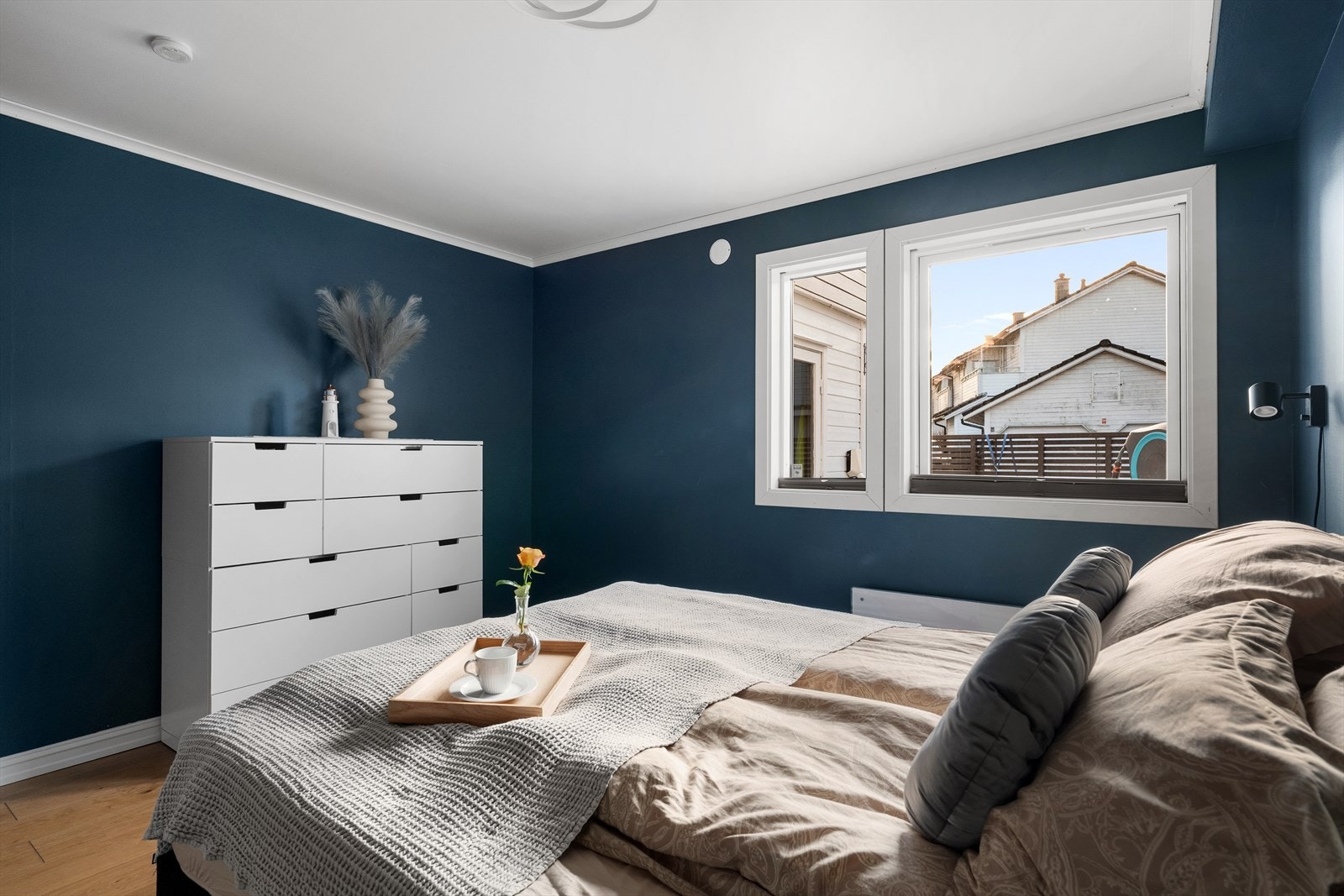 Begge er malt i lune farger og har parkettgulv. Galleribilde