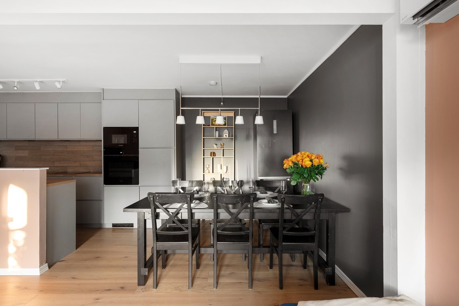 Det er god plass for stort spisebord ved kjøkkenet. Galleribilde