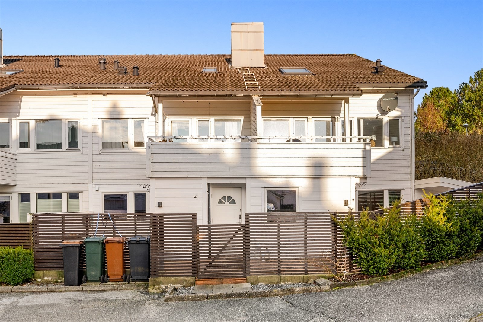 Bildet viser fasade. Leiligheten ligger i 1. etasje. Galleribilde