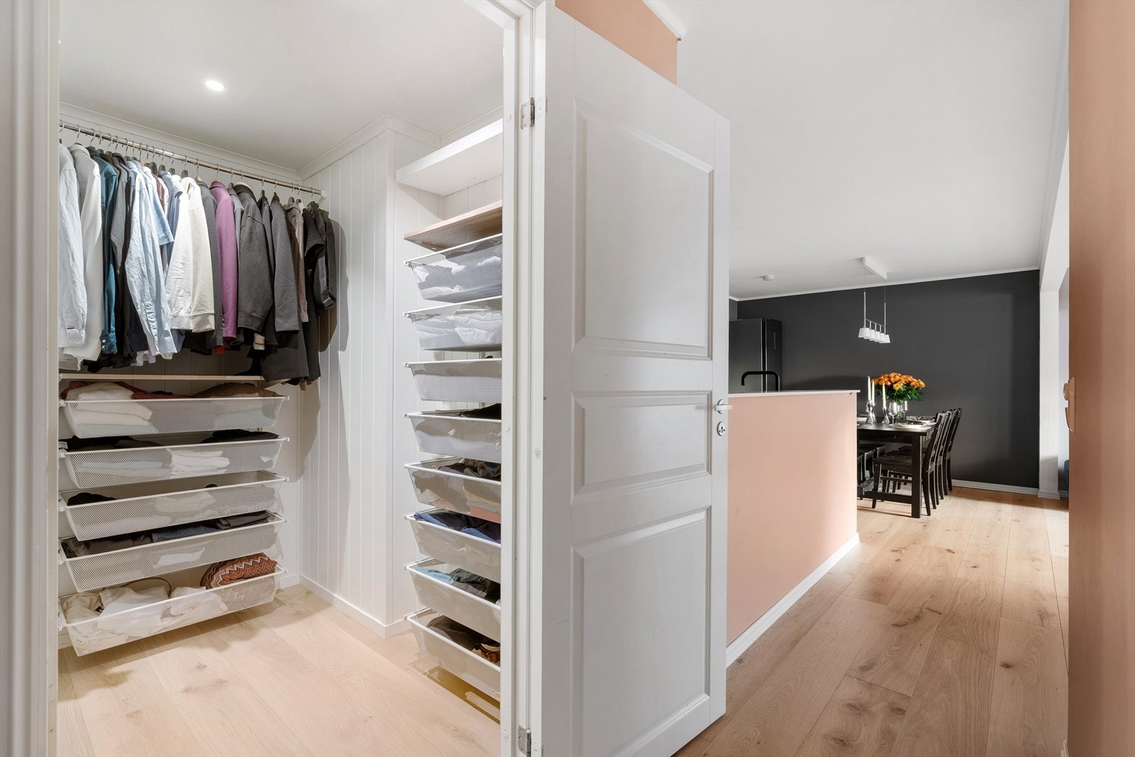 Garderoberom. Galleribilde