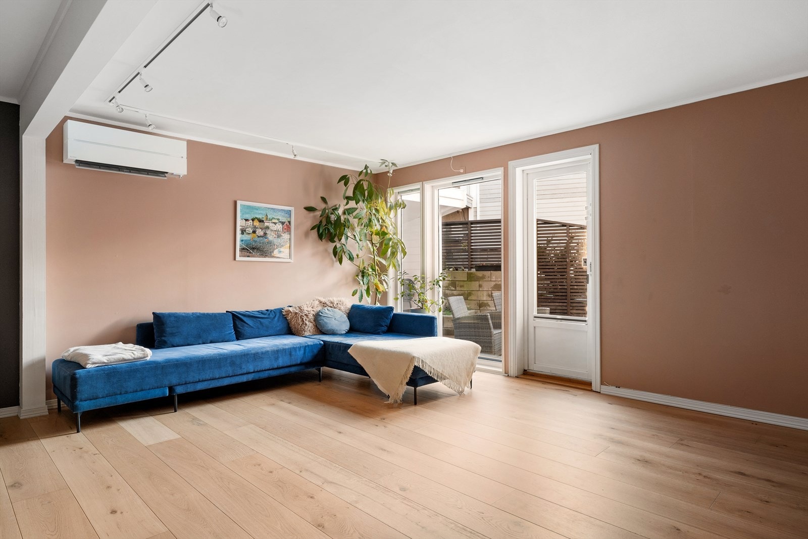 Romslig stue med malte flater og nytt parkettgulv fra 2023. Galleribilde