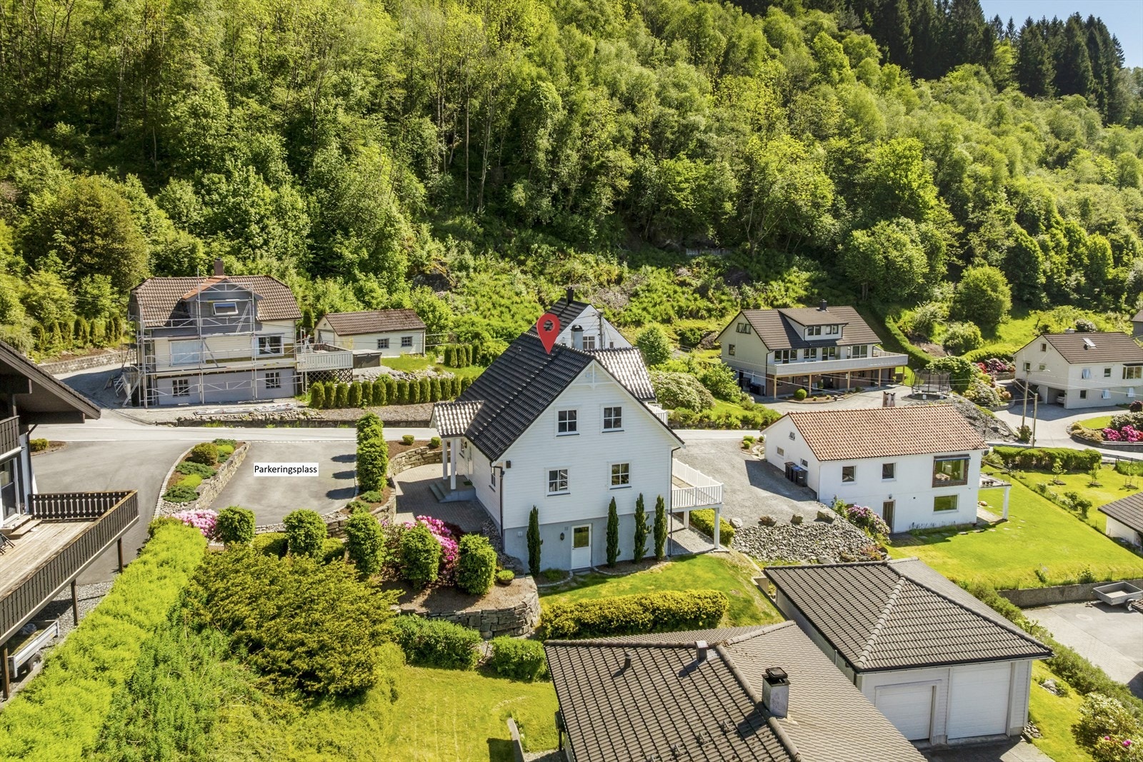 Flott opparbeidet tomt med asfaltert parkeringsplass Galleribilde