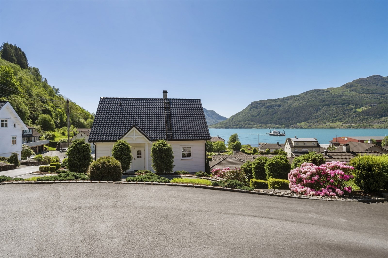 Flott asfaltert parkeringsplass Galleribilde