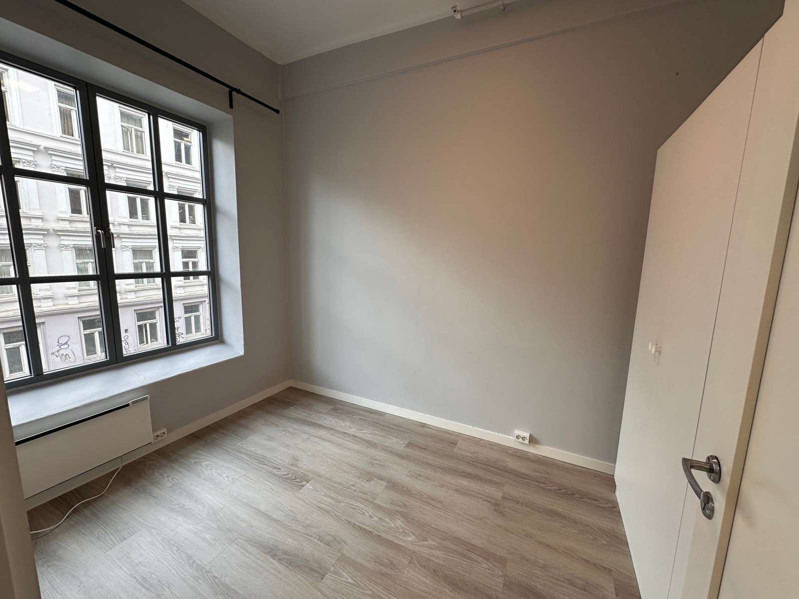 Soverom 2.40 i bredden (vindu) og 3,56 langt. Galleribilde