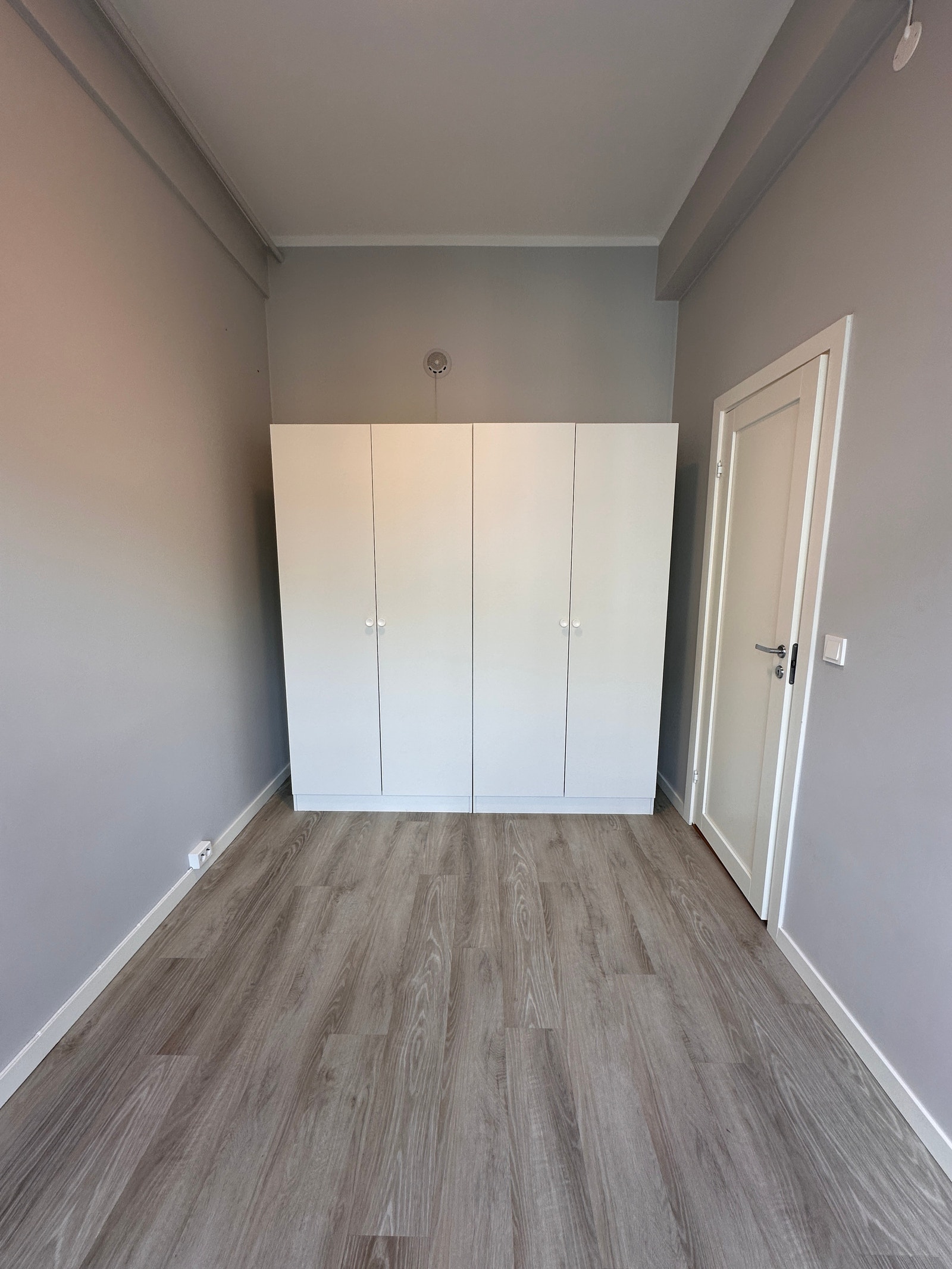 Følger med 2 store garderobeskap. Galleribilde