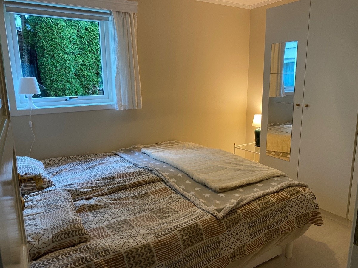 Alternativ 2: 1 soverom med dobbelt seng, 4 dørs garderobeskap, sengskuff og nattbord Galleribilde