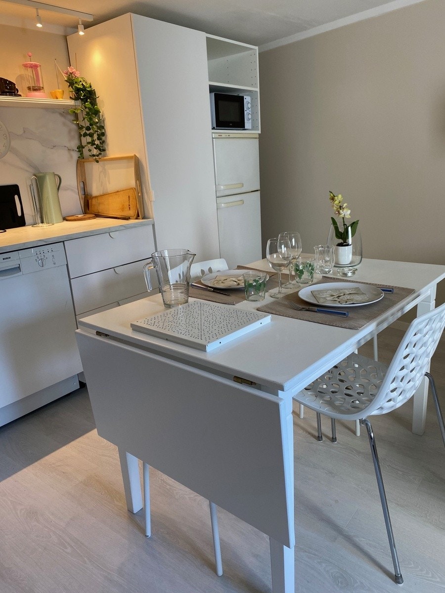 Hyggelig spise bord med 2 stoler og to krakk Galleribilde