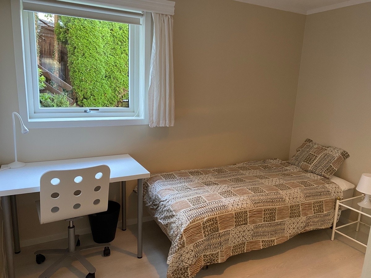 Alternativ 1: Soverom 1 med seng og arbeidsbord og arbeidsstol utsikt hagen Galleribilde