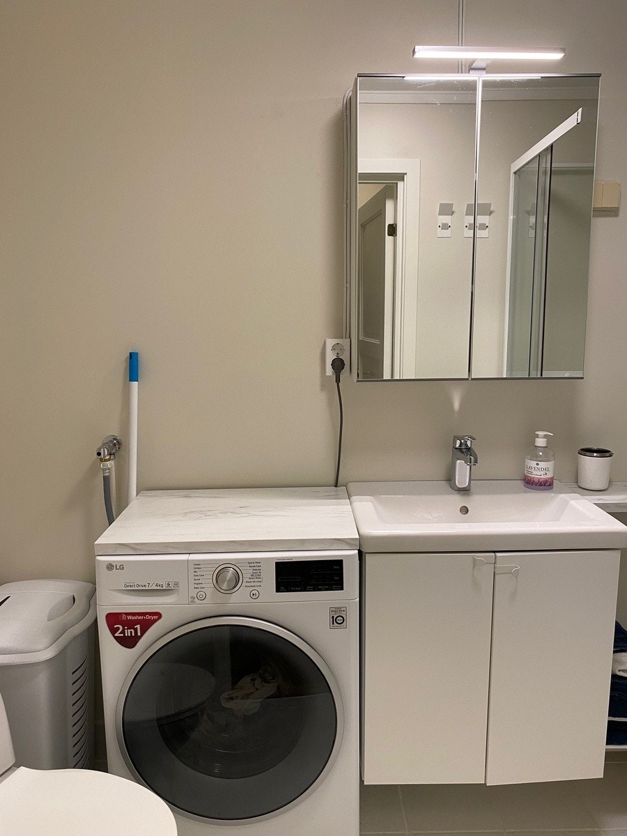 Oppusset bad med kombinert tørk/vaskemaskin i ett Galleribilde