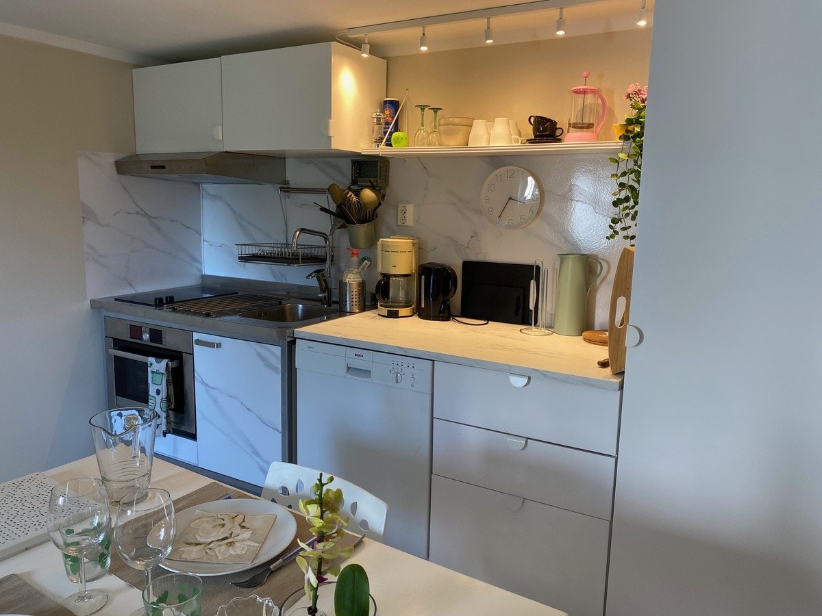 Komplett kjøkken med Bosch ovn, kjøleskap-fryser, mikro-ovn, oppvask maskin Galleribilde