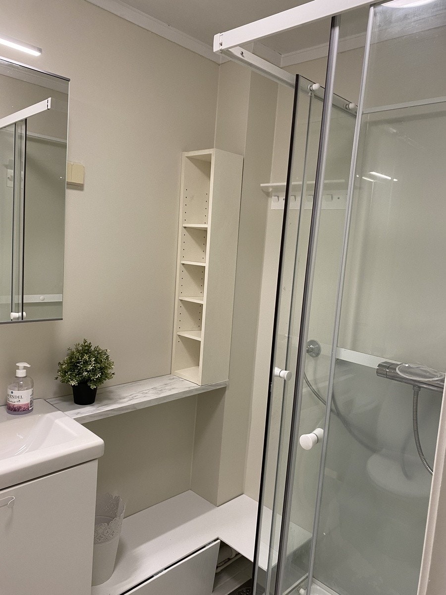 Dusj kabinett med hyller Galleribilde