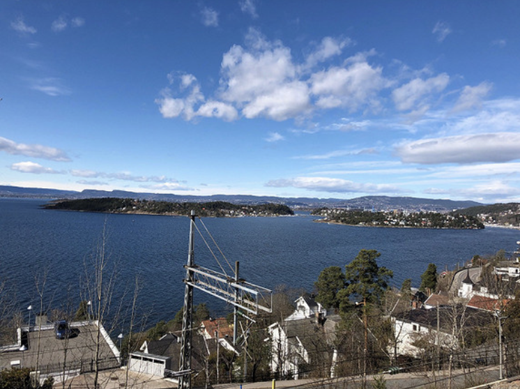Utsikt på vei til Buss / tog - 7 minutter gang Galleribilde