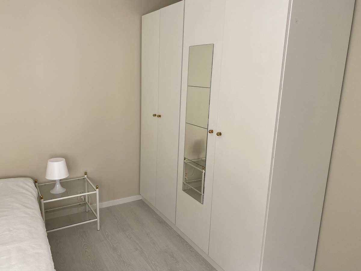 Alternativ 1: Soverom 1 med 4-dørs garderobeskap Galleribilde