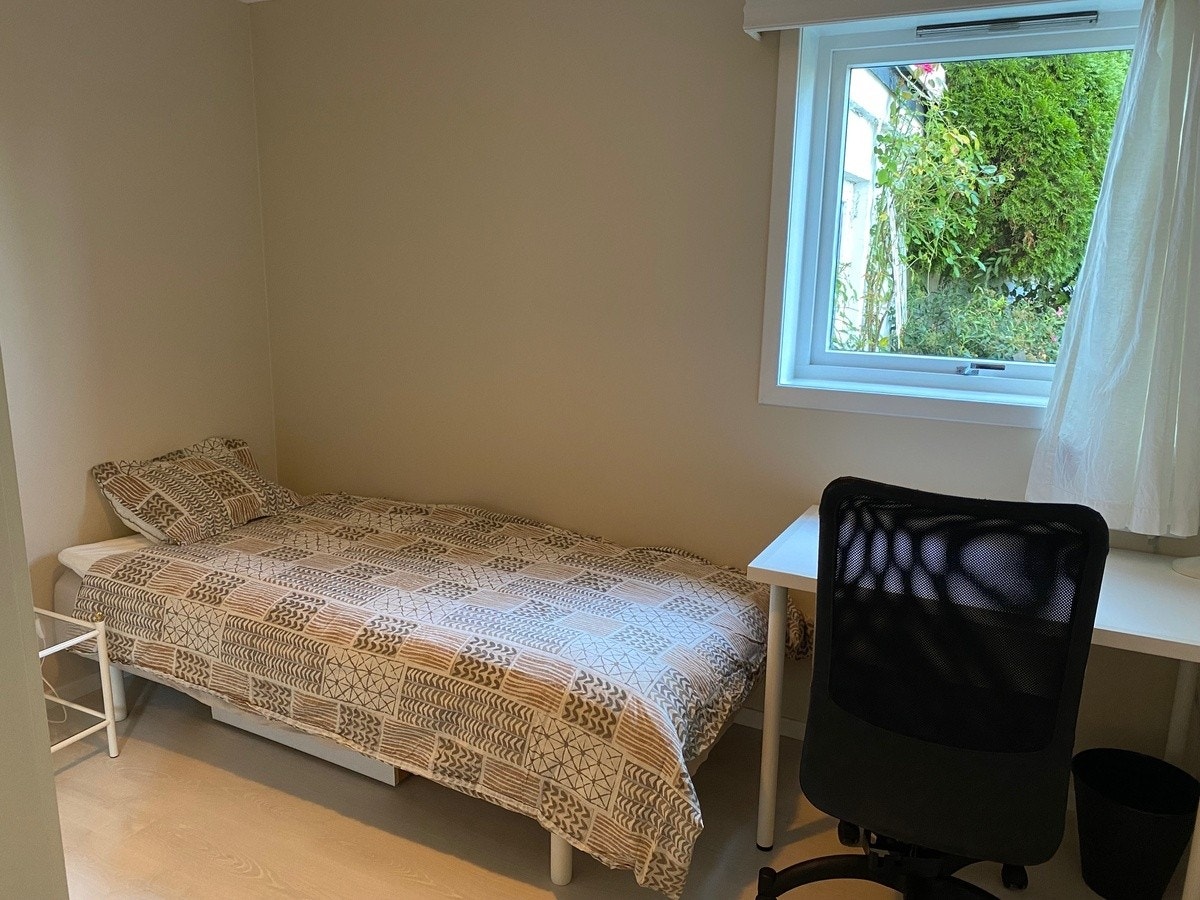 Alternativ 1: Soverom 2 med seng og arbeidsbord og arbeidsstol utsikt hagen og med 4 dørs garderobeskap Galleribilde