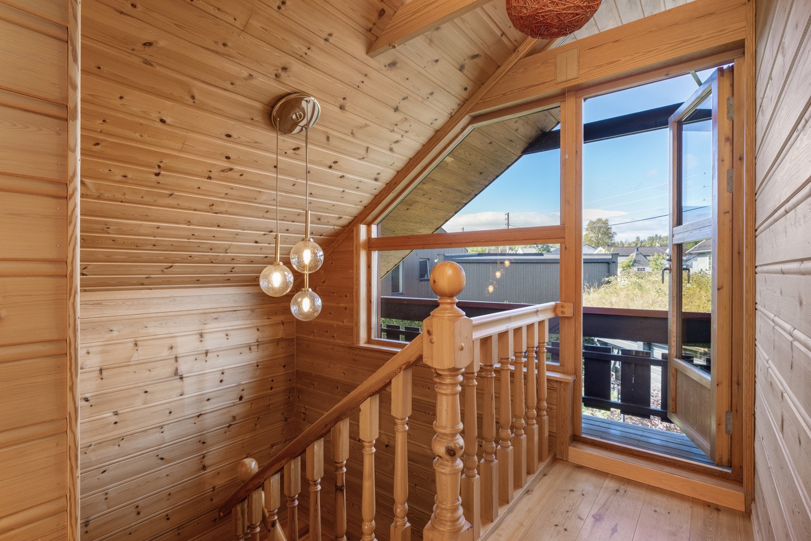 Fra gangen i loftsetasjen er det utgang til balkong Galleribilde