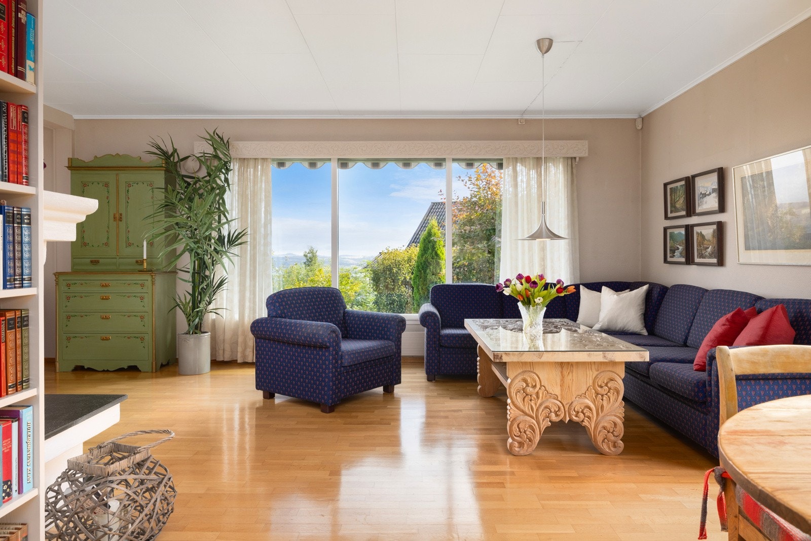 Godt lysinnfall og fin utsikt fra store vinduer Galleribilde