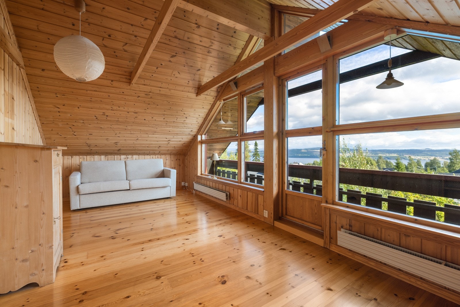 Det største soverommet i loftsetasjen har flott lysinnfall og utgang til balkong med fin utsikt Galleribilde