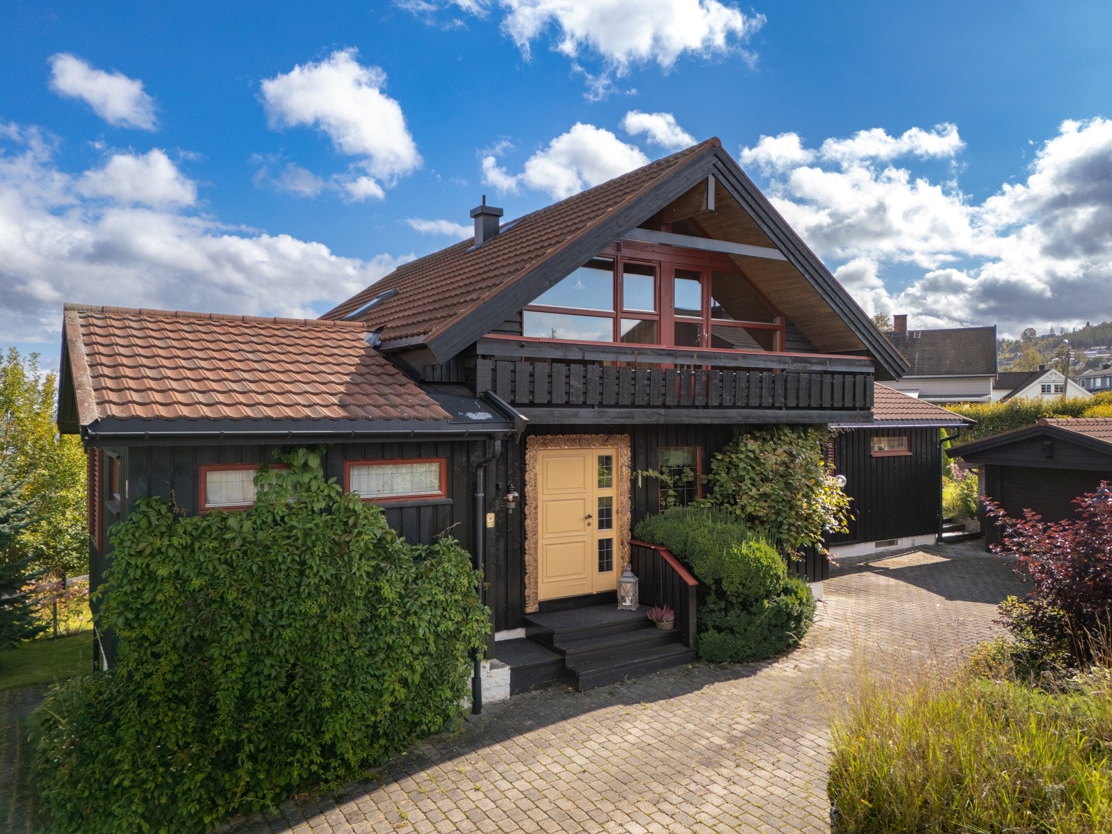 Hyggelig inngangsparti med belegningsstein på gårdsplassen Galleribilde