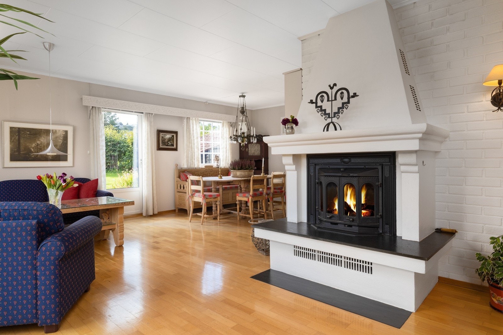 I stuen er en hyggelig peis med glassdør for kaldere dager, og i tillegg en varmepumpe Galleribilde