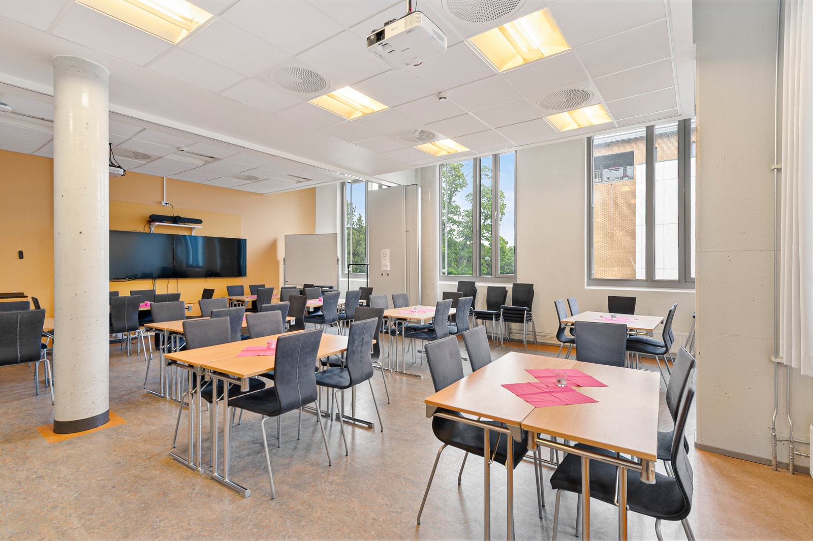 Lyst møterom med store vinduer og behagelig akustikk – perfekt for både teammøter og kundepresentasjoner. Galleribilde