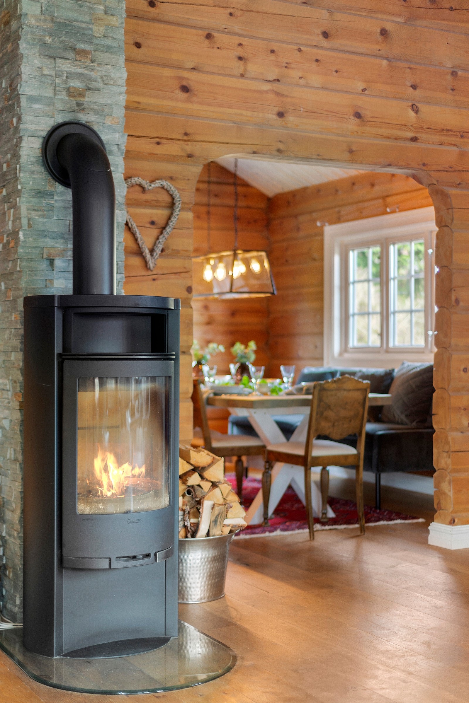 Flott peisovn med glassdør. Denne er effektiv og varmer hytta raskt opp. Galleribilde