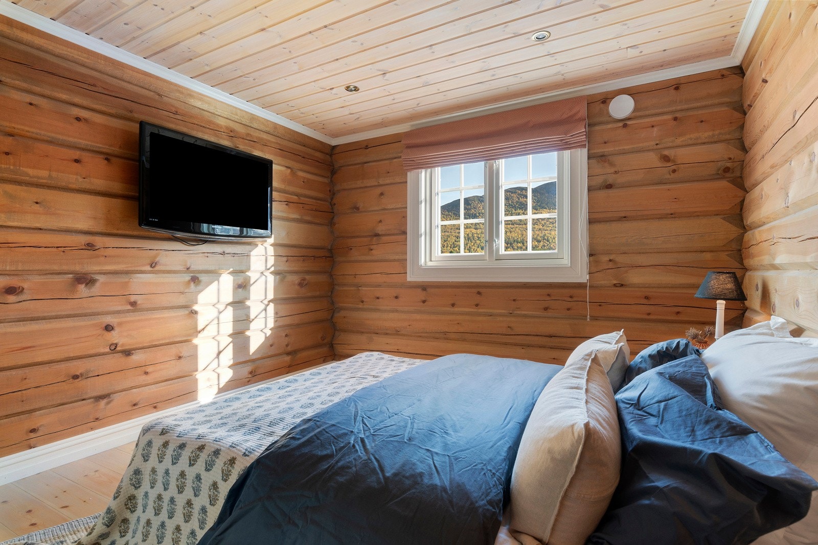 Hovedsoverommet er romslig og har godt med skapplass på den ene veggen. Galleribilde