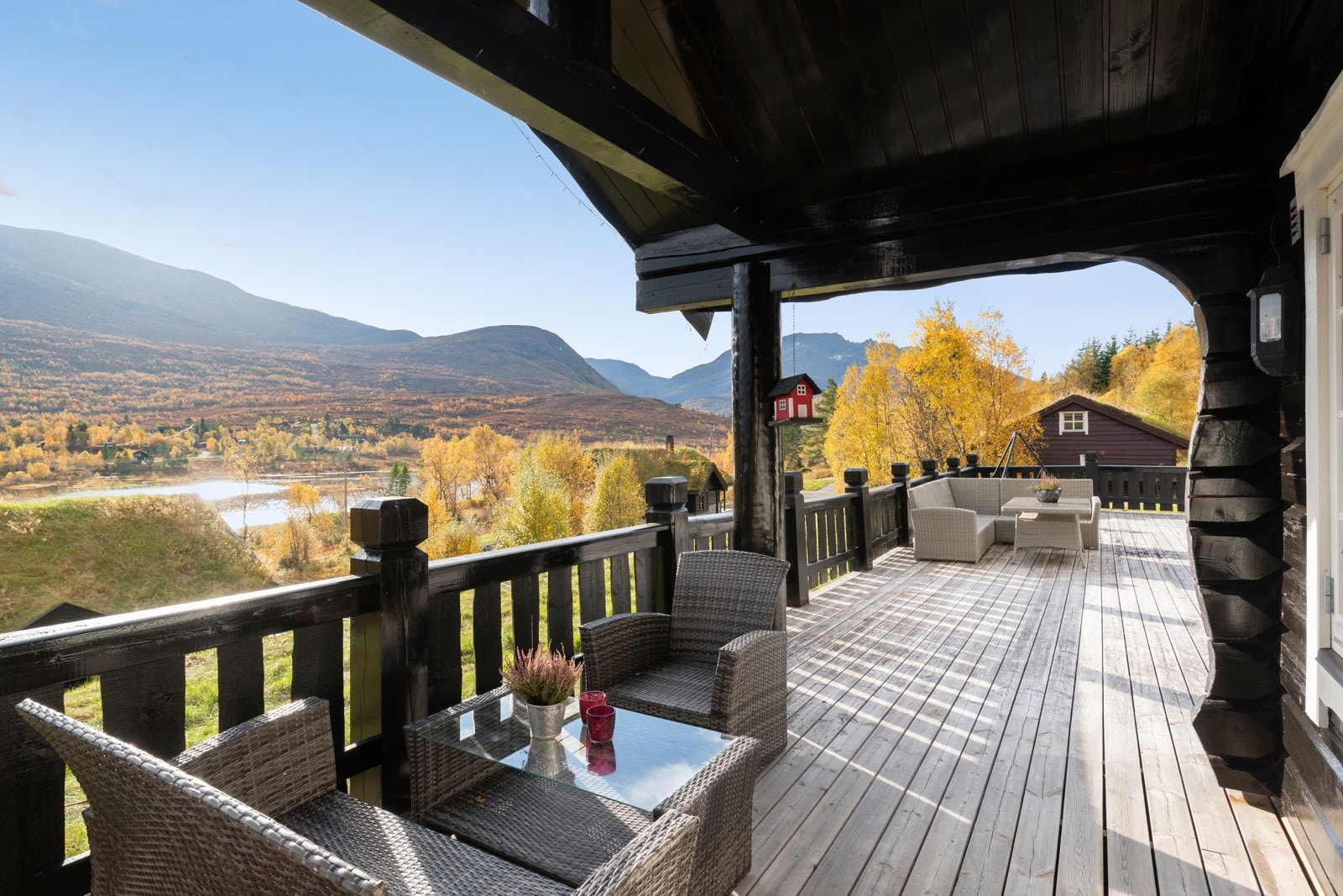 Deler av terrassen er overbygget - det er praktisk i forhold til mølbering. Galleribilde