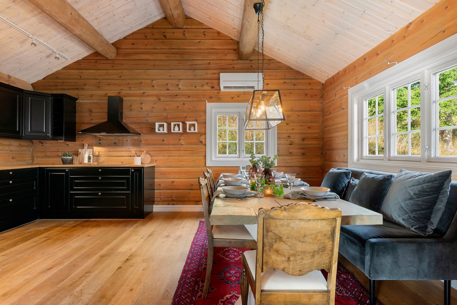 Kjøkkenet har også fin størrelse med god plass til stor spisestue. Galleribilde