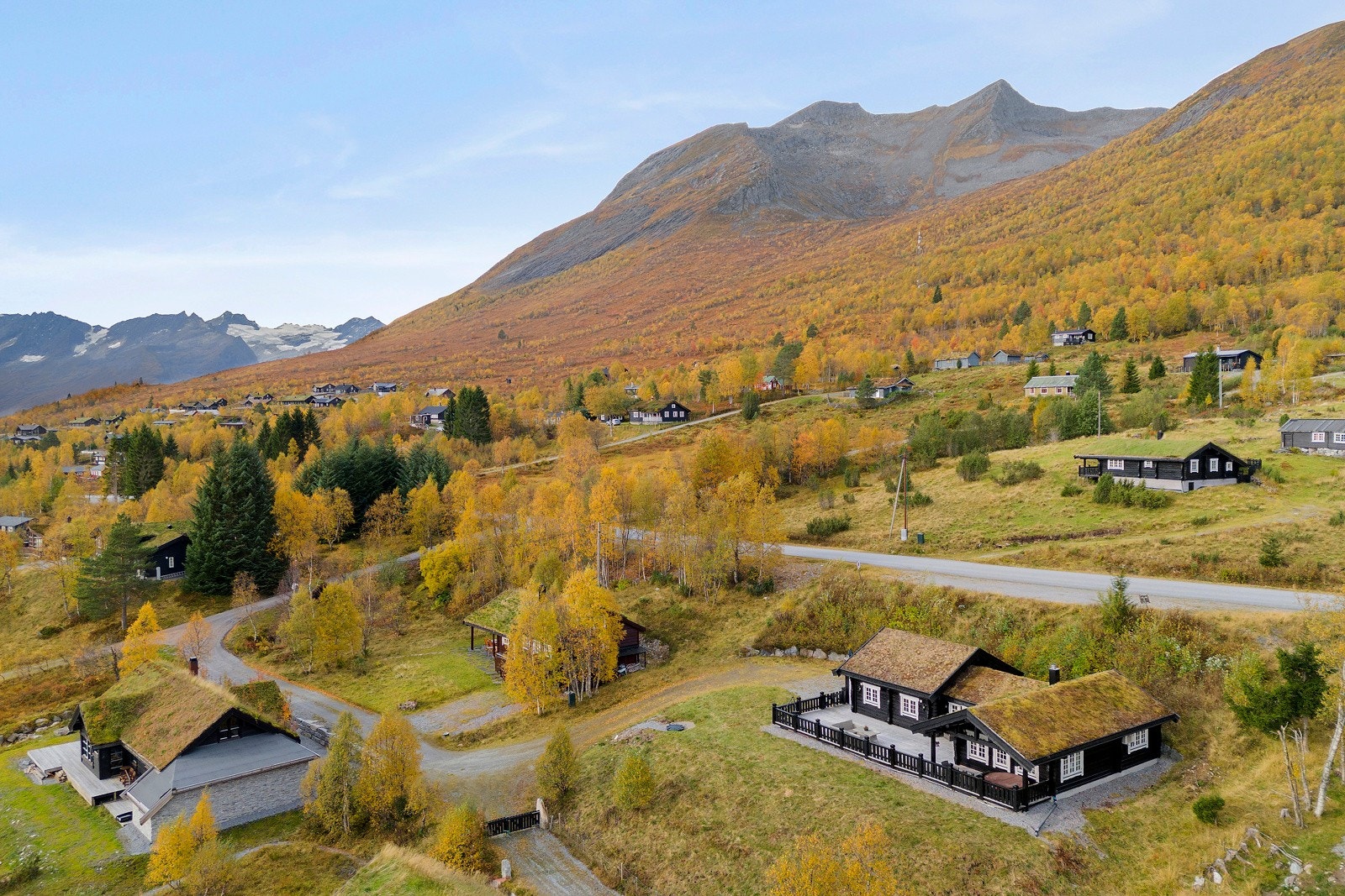 Eiendommen har tinglyst rett til parkering ved veien bak hytten. Galleribilde
