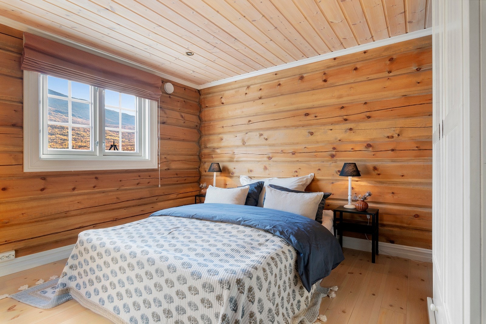 Det er tre soverom i etasjen - alle med god størrelse. Galleribilde