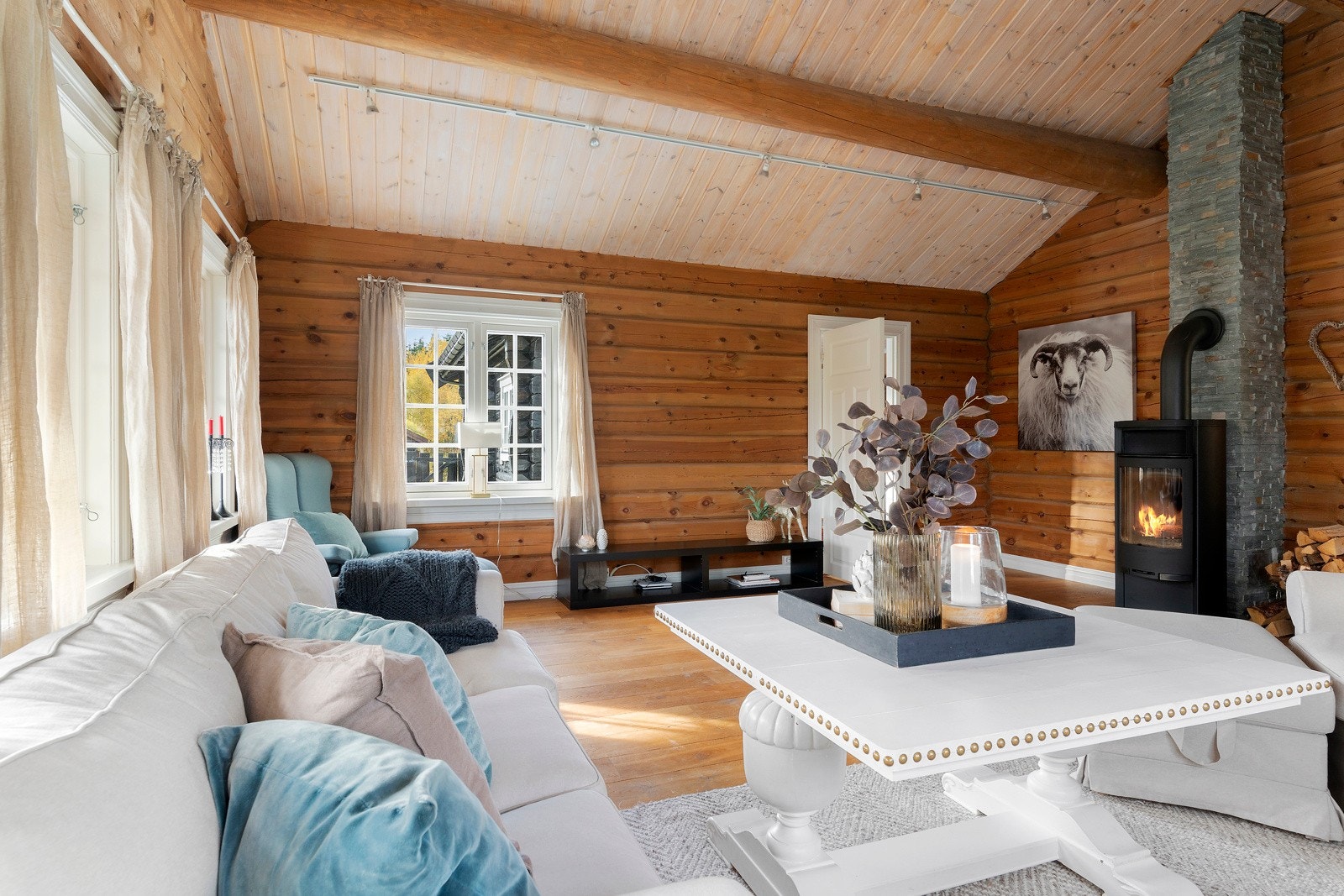 Det er fin, enstavs parkett på gulvet som kler hytta godt. Galleribilde