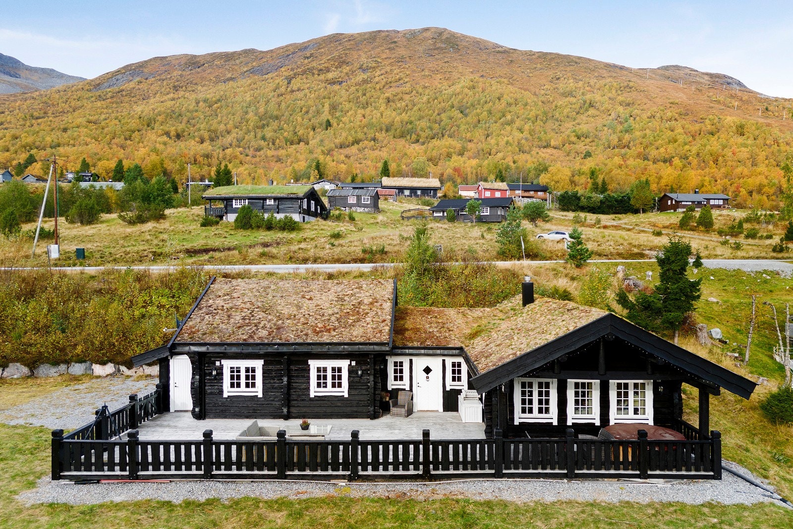 Hytta er oppført i tømmer og har torv på taket. Galleribilde