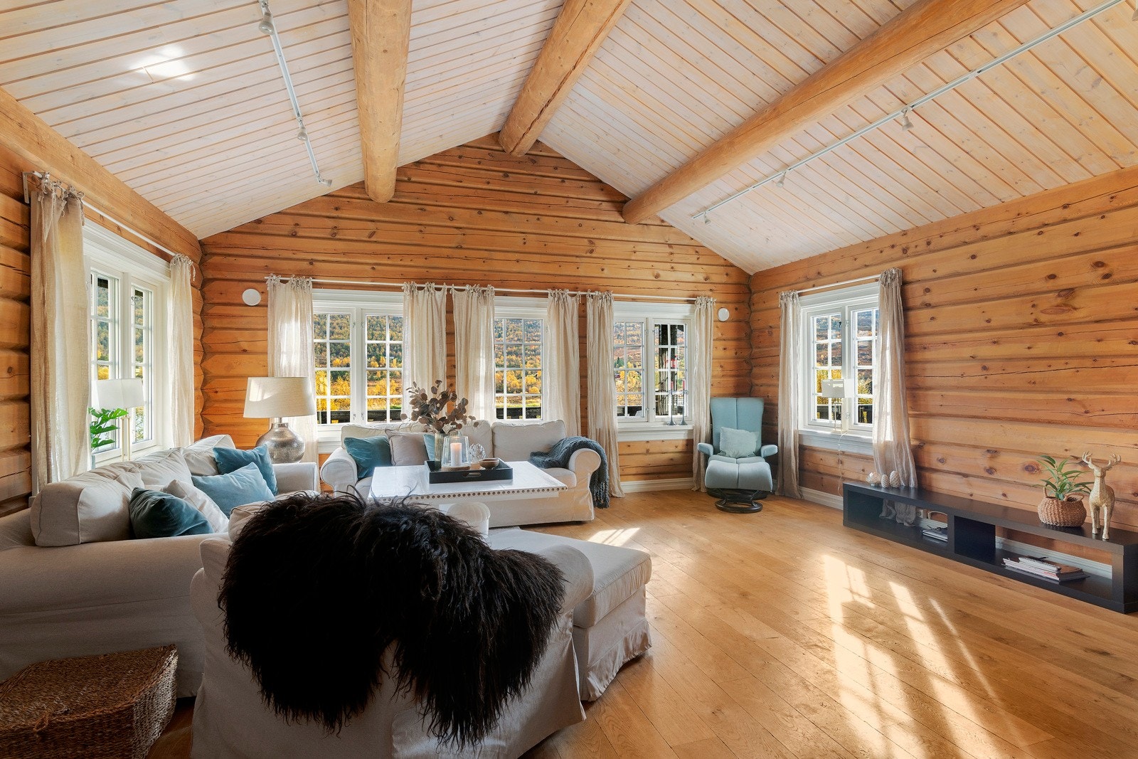 Her er god plass til stor sofagruppe og det er god plass til TV om en skulle ønske det. Det er lagt inn fiber. Galleribilde