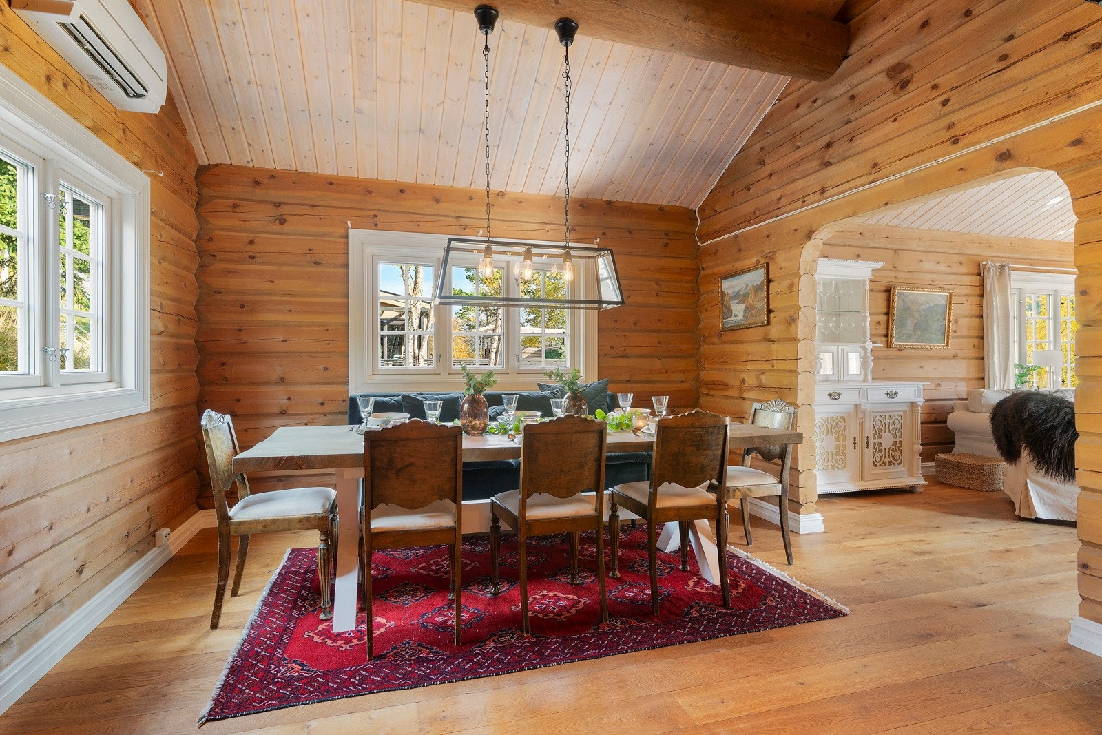 God plass til spisestue. Det er varmepumpe på kjøkkenet. Galleribilde